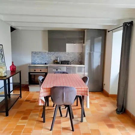 Layon With Shared Pool Appartement