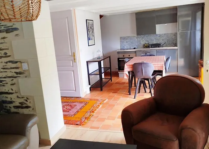 Layon With Shared Pool Appartement