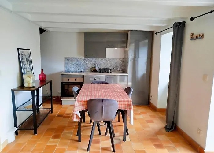 Layon With Shared Pool Appartement